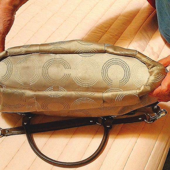 Coach Bag style no J1093-15957, 100% Authentic Coach,Double Handle Leather Strap - Picture 4 of 7